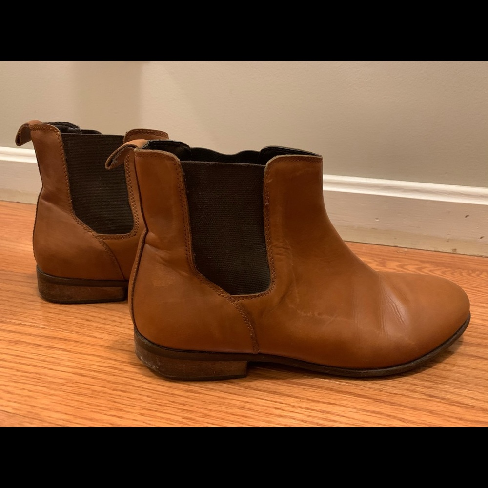 Chelsea boots with wooden heel